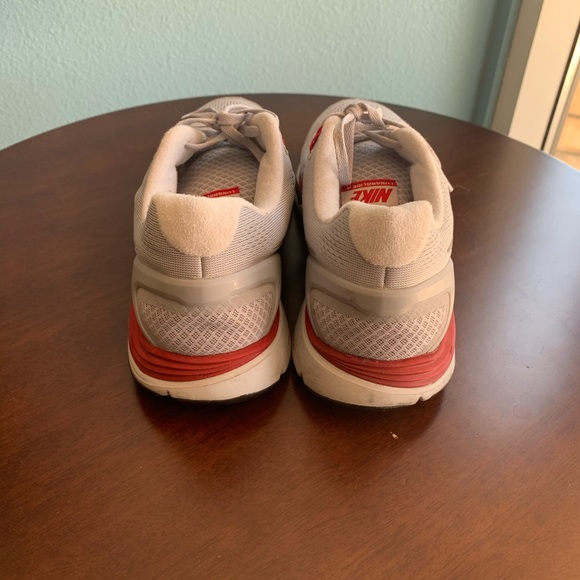 Selling this pair of Lunarlon Nike color grey - Picture 3 of 5